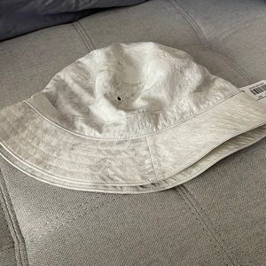 Lulu bucket hat on my level